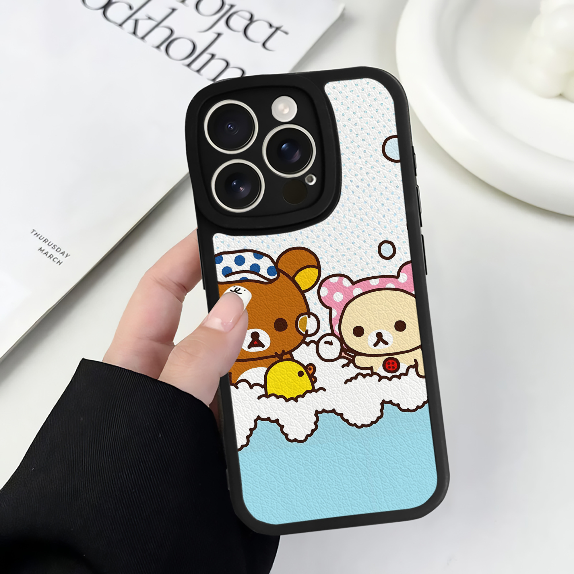 （画像用） リラックマ リラックマ キイロイトリ Rilakkuma Korilakkuma Kiiroitori 【iPhone 16シリーズ対応】シリコンスマホケース（レザー調） 材質：シリコン